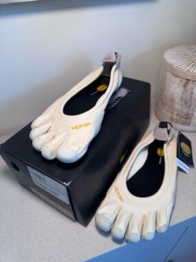 NOT AVAILABLE SOLD OFFLINE/IN PERSON - VIBRAM FIVEFINGERS CLASSIC EVO